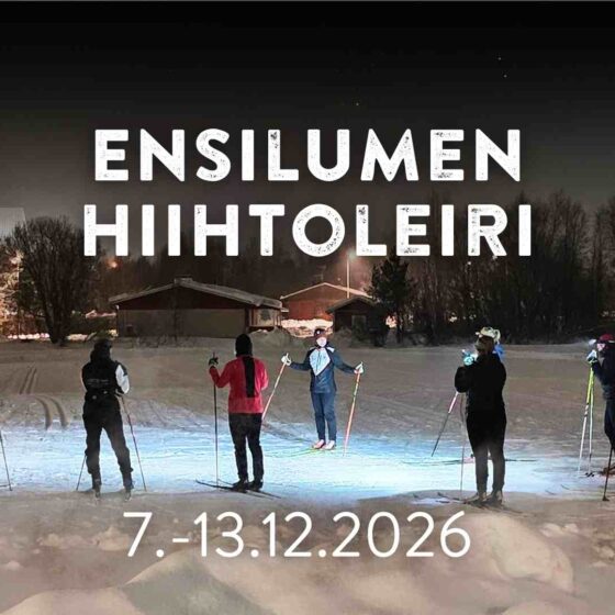 Ryhmä ihmisiä suksineen seisoo yöllisellä lumisella kentällä valojen alla, taustalla puita ja rakennuksia. Suurella tekstillä lukee Ensilumen Hiihtoleiri ja alla on päivämäärä 7.-13.12.2026.
