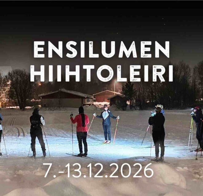 Ryhmä ihmisiä suksineen seisoo yöllisellä lumisella kentällä valojen alla, taustalla puita ja rakennuksia. Suurella tekstillä lukee Ensilumen Hiihtoleiri ja alla on päivämäärä 7.-13.12.2026.