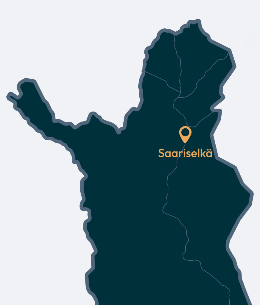 Suomen tummansinisessä kartan ääriviivassa on oranssi paikkamerkintä ja selkeä merkintä, jossa on korostettu Saariselkä pohjoisella alueella.