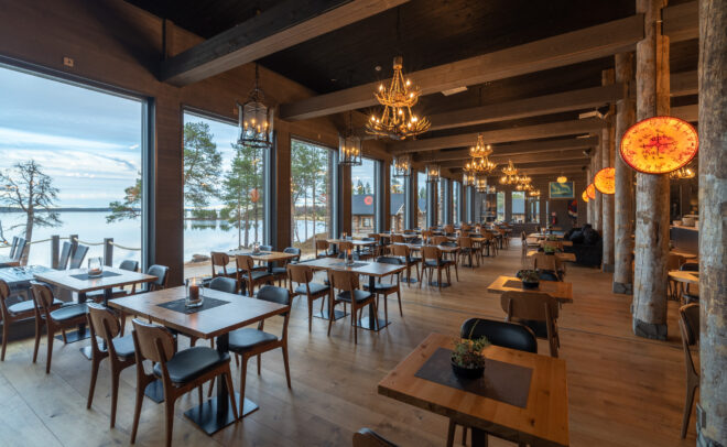 Tilava, maalaismainen ravintola, jossa on suuret ikkunat, joista avautuu näkymät luonnonkauniille järvelle ja puille, puulattiat ja -palkit, modernit puupöydät ja -tuolit sekä lämpimät, koristeelliset riippuvalot.