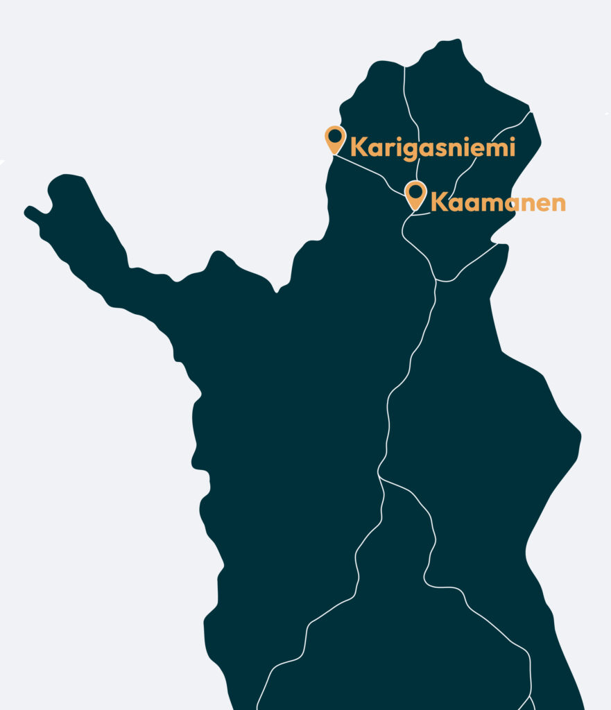 Pohjois-Suomen tummansininen karttarajaus korostaa Karigasniemi ja Kaamanen, jotka on merkitty oransseilla nastoilla ja tarroilla. Tärkeimmät tiet on esitetty valkoisina viivoina, mikä korostaa näiden kahden paikan välistä yhteyttä.