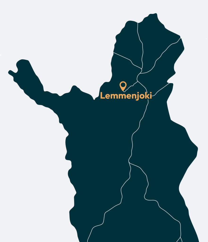 Suomen tummanvihreässä karttarajauksessa näkyvät valkoisella merkityt tiet, ja Lemmenjoki on korostettu oranssilla tekstillä ja merkitty lähelle pohjoista keskiosaa, jotta se on helppo tunnistaa.