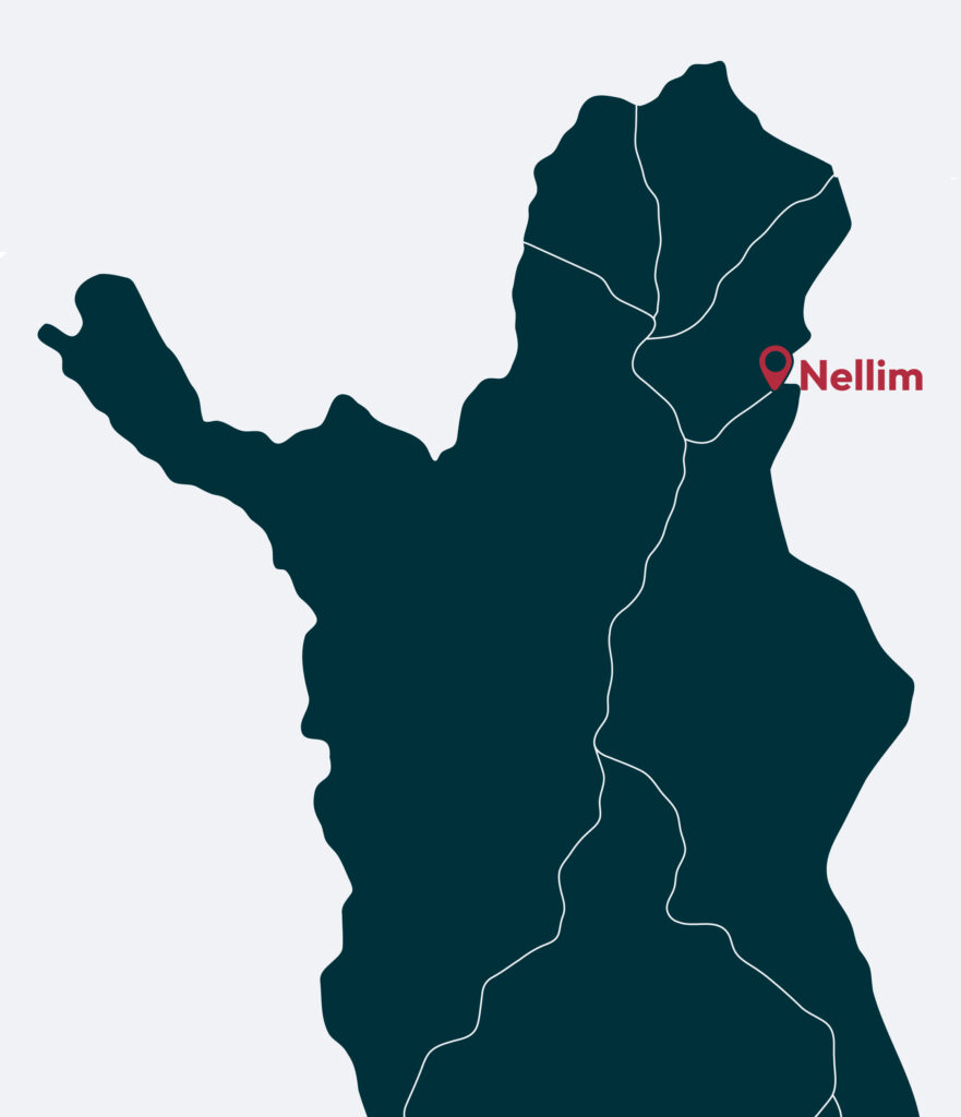 Yksinkertaisessa tumman tiilenpunaisessa karttarajauksessa on valkoisia teitä ja rohkea punainen Nellim-paikkamerkki lähellä oikeaa yläosaa.