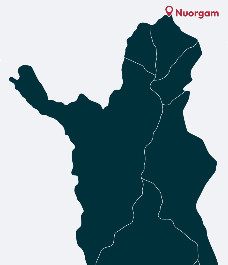 Suomen tummansininen karttarajaus on valkoiset sisärajat ja korostaa Nuorgamia punaisella sijaintimerkillä pohjoisimmassa pisteessä.