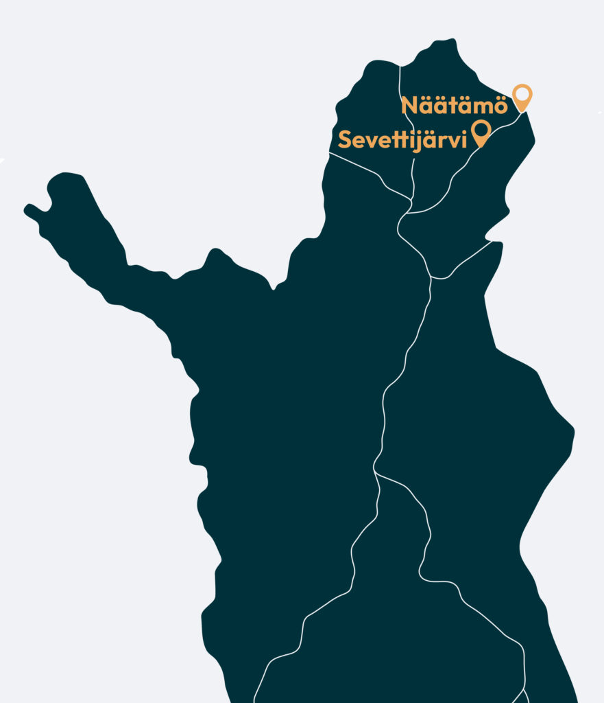 Tumman sinivihreällä kartalla on merkitty Pohjois-Suomi, ja sen koilliskulmassa on merkitty Sevettijärvi ja Näätämö. Useat valkoiset viivat kuvaavat näitä syrjäisiä paikkakuntia yhdistäviä teitä.