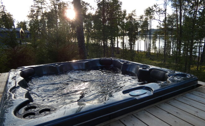 Puuterassilla, mäntyjen ympäröimänä, sijaitsee poreallas, jonka vesi aaltoilee lempeästi, ja josta avautuu näkymä järvelle auringonlaskun aikaan.