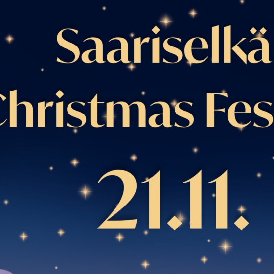 Kuvitettu opaste, jossa Saariselkä näkyy lumisen lyhdyn vieressä. Tekstissä lukee: Saariselän joulujuhla 21.11., ja tekstin taustalla näkyy tummansininen yötaivas, jossa loistavat kultaiset tähdet.