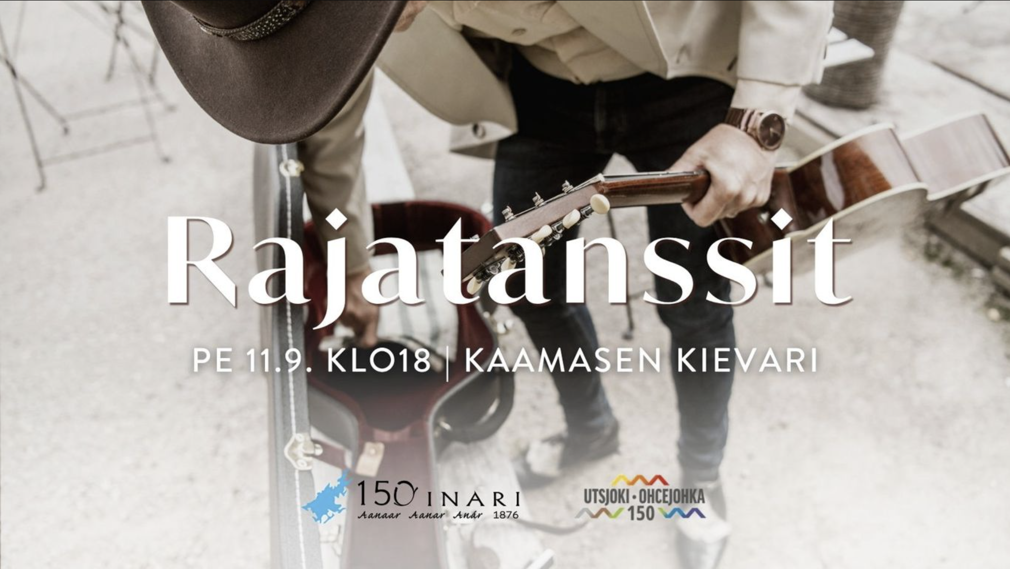Hattu päässään oleva henkilö virittää kitaraa. Tekstissä lukee: Rajatanssit pe 11.9. klo 18 KAAMASEN KIEVARI. Alareunassa on 150 Inari- ja Utsjoki-Ochejohka 150 -tunnukset.