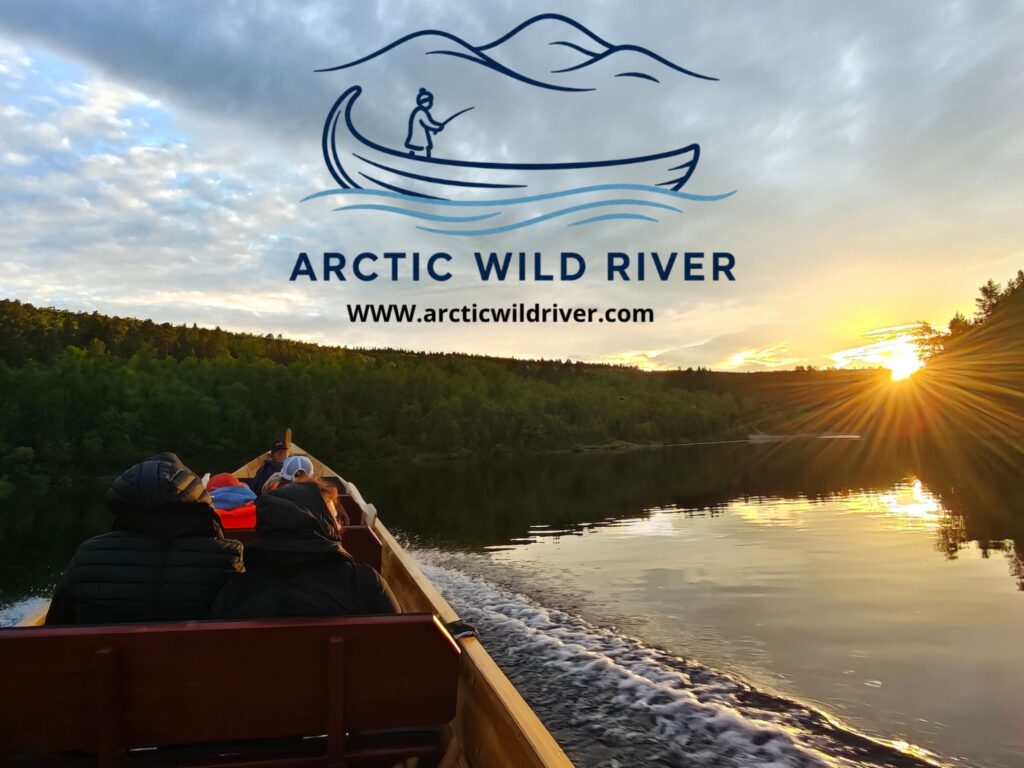 Ihmiset veneilevät auringonlaskun aikaan rauhallisella joella, jonka molemmin puolin on puita. Taivaalle on asetettu logo ja teksti, joissa lukee ”ARCTIC WILD RIVER” ja ”www.arcticwildriver.com”.