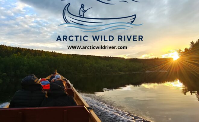 Ihmiset veneilevät auringonlaskun aikaan rauhallisella joella, jonka molemmin puolin on puita. Taivaalle on asetettu logo ja teksti, joissa lukee ”ARCTIC WILD RIVER” ja ”www.arcticwildriver.com”.