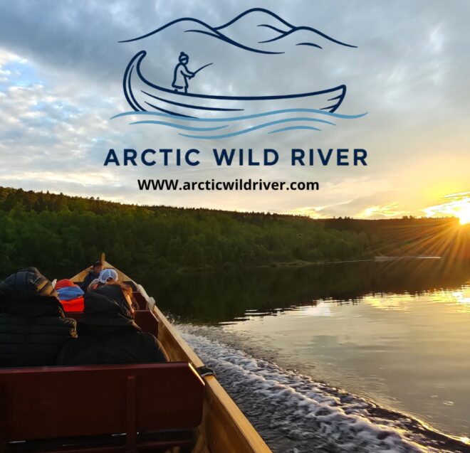 Ihmiset veneilevät auringonlaskun aikaan rauhallisella joella, jonka molemmin puolin on puita. Taivaalle on asetettu logo ja teksti, joissa lukee ”ARCTIC WILD RIVER” ja ”www.arcticwildriver.com”.